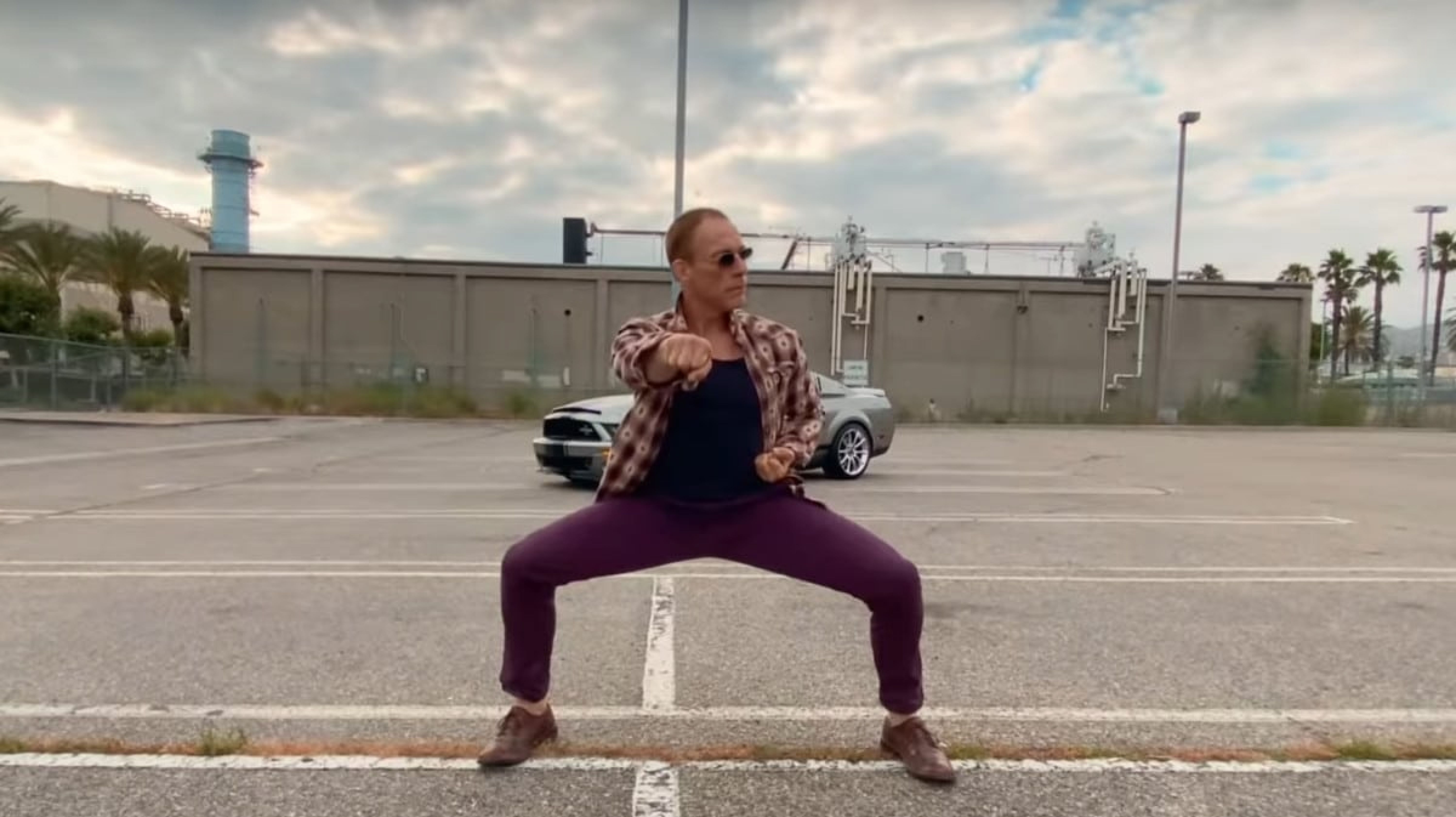 Quand Jean-Claude Van Damme danse devant une Shelby GT