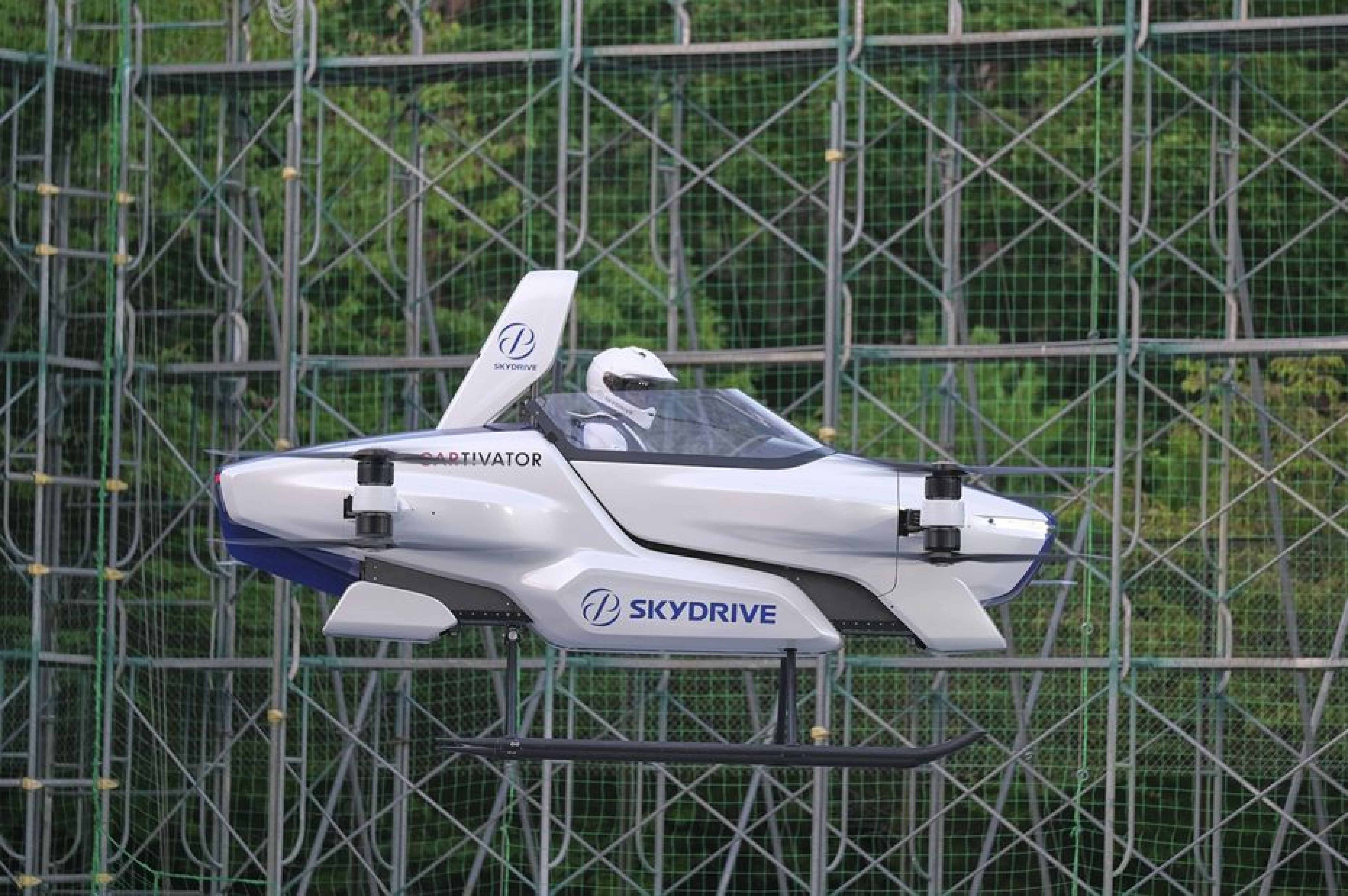 La société SkyDrive fait la démonstration de sa voiture volante