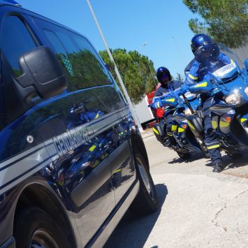 Confinement : les gendarmes contrôlent un bien étrange véhicule