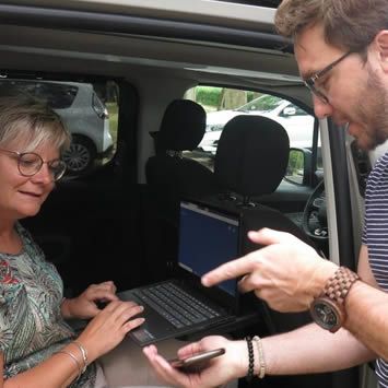 Une voiture pour offrir des services numériques en milieu rural