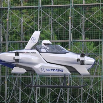 La société SkyDrive fait la démonstration de sa voiture volante
